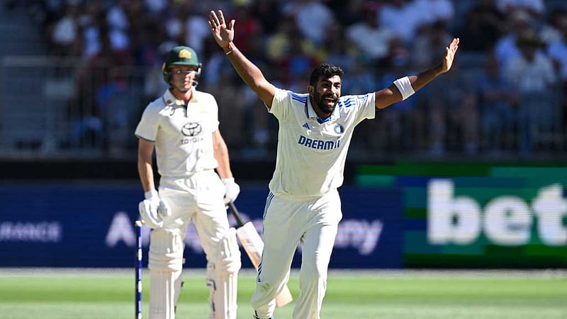 ১৭ উইকেটের দিনে ভারতকে দেড়শতে থামানোর পর ব্যাটিং বিপর্যয়ে অস্ট্রেলিয়া
