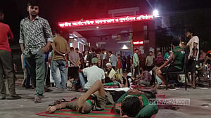 আন্দোলনে আহতরা মাঝরাতেও সড়কে, হাসনাতের আহ্বানে ‘না’