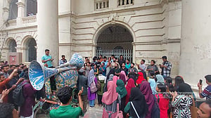 প্রশাসনিক ভবনে তালা দিয়ে জগন্নাথ শিক্ষার্থীদের বিক্ষোভ