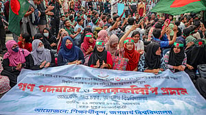 দাবি আদায়ে সচিবালয় ঘেরাওয়ে জবি শিক্ষার্থীরা