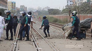 জুরাইনে রিকশাচালকদের সঙ্গে পুলিশের সংঘর্ষ, কাঁদুনে গ্যাস নিক্ষেপ