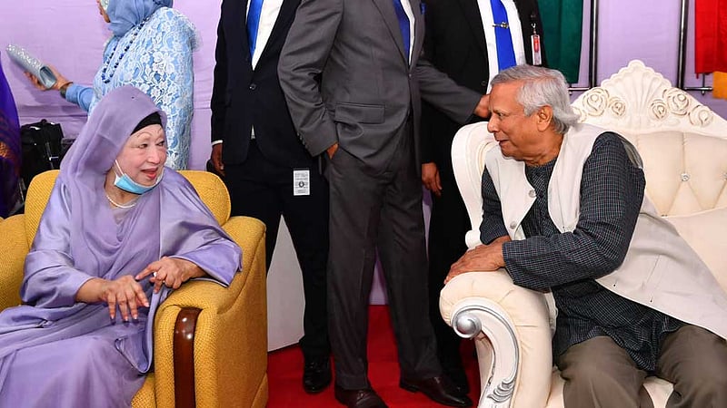 সশস্ত্র বাহিনী দিবস: খালেদার উপস্থিতিতে ‘সৌভাগ্যবান’ ইউনূস