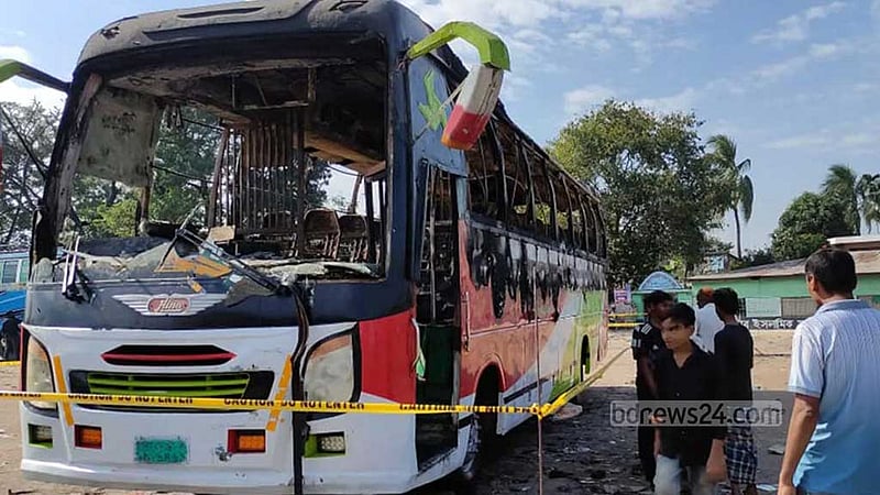 মধ্যরাতে বাসে ‘মশার কয়েলের’ আগুন, প্রাণ গেল কিশোরের