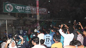 মিছিল নিয়ে খুলনায় জাপা কার্যালয়ে হামলা-আগুন, থমথমে পরিস্থিতি