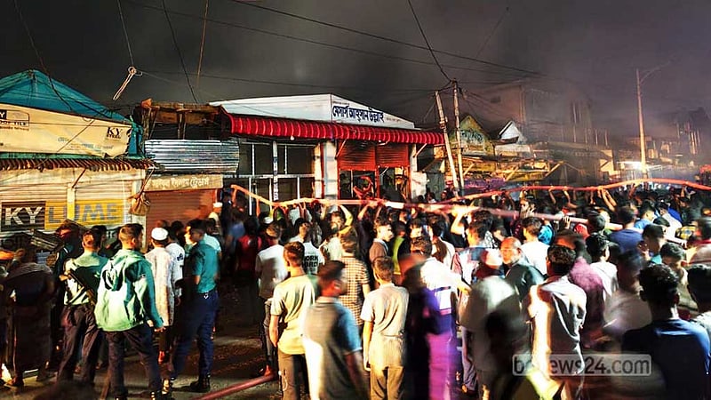 খুলনায় পাটের বস্তার ৪ গুদামে আগুন