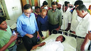 স্টেশন মাস্টারের কাছে তরুণীর টিকিট চাওয়া নিয়ে বচসা, হামলা