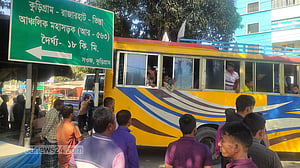 কুড়িগ্রামে হিন্দুদের সমাবেশগামী বাসে ‘হামলা’, গাড়ি আটকে দেওয়া অভিযোগ