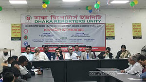 শ্রমিকদের রেশন কার্ডের মাধ্যমে নিত্যপণ্য দেওয়ার প্রস্তাব, সচিবের ভিন্ন কথা