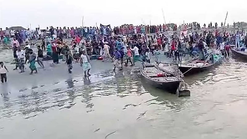 লগি-বৈঠা নিয়ে চড়াও জেলেরা, পিছু হটল অভিযান দল