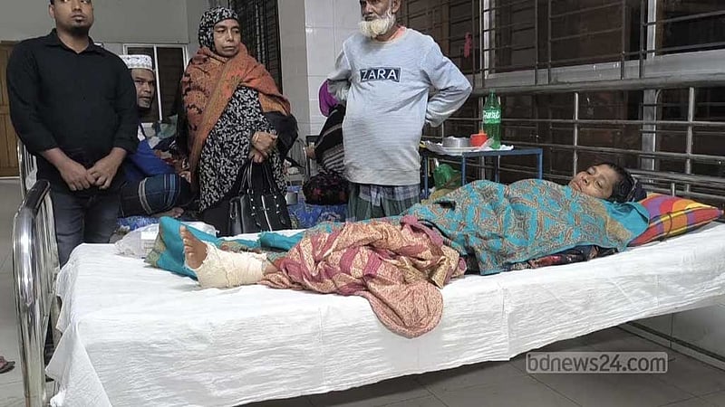 মাদারীপুরে ‘বালু তুলতে বাধা দেওয়ায়’ হাতবোমা নিক্ষেপ, আহত ৩