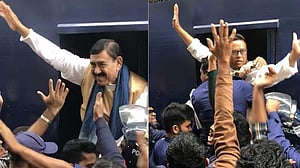 আদালত প্রাঙ্গণে শাজাহান খান-গোলাপের মুক্তির দাবিতে স্লোগান, ফুলের মালা
