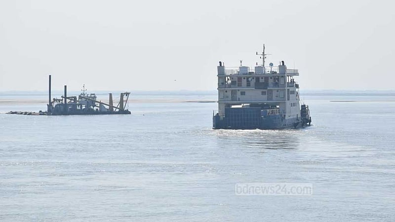 নাব্য সংকট: ৬১ ঘণ্টা পর আরিচা-কাজিরহাট নৌপথে ফেরি চলাচল শুরু