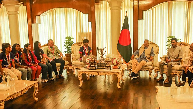 নারী ফুটবলারদের সমস্যা সমাধানে আশ্বাস দিয়েছেন প্রধান উপদেষ্টা: আসিফ মাহমুদ