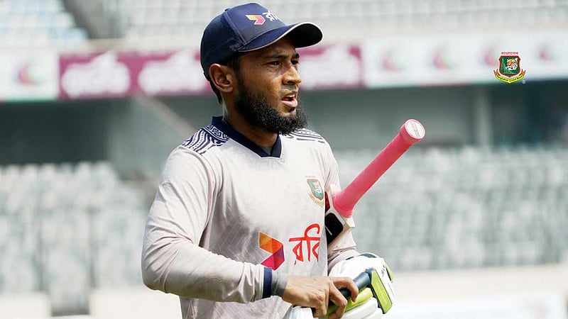 আঙুলের চোটে ছিটকে গেলেন মুশফিক
