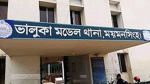 ময়মনসিংহে মেঝেতে অন্তঃসত্ত্বা স্ত্রীর রক্তাক্ত, পাশে স্বামীর ঝুলন্ত লাশ