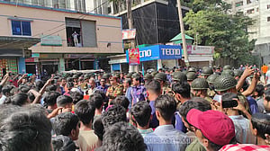 নারায়ণগঞ্জে শ্রমিক বিক্ষোভ, ঢাকা-মুন্সীগঞ্জ সড়ক অবরোধ