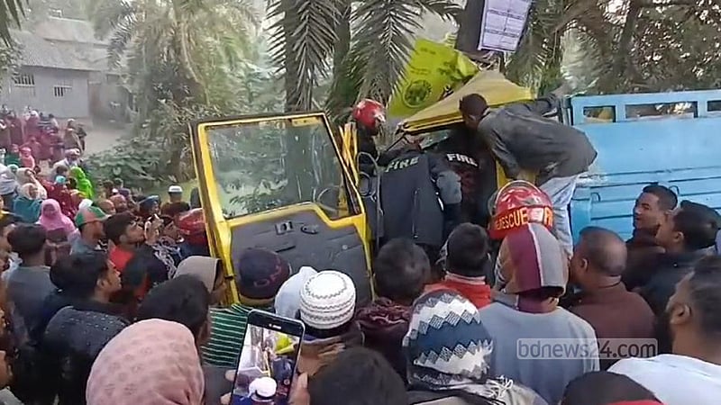 ভ্যানের সঙ্গে সংঘর্ষের পর গাছে ট্রাকের ধাক্কা, ২ চালক নিহত