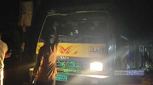 নাটোরে ট্রাক চাপায় চালকের সহকারীর মৃত্যু