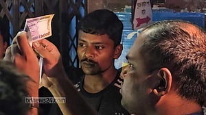 ‘এটাতো জাল টাকা’ বলতেই ভৌঁ দৌড় যুবকের