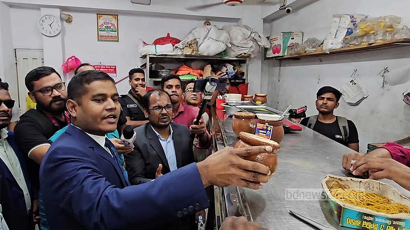 ভেজাল ঠেকাতে নাটোরে বিশুদ্ধ খাদ্য আদালতের অভিযান