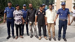 নাটোরে স্বর্ণ, টাকা ও দেশীয় অস্ত্রসহ ৪ ডাকাত গ্রেপ্তার