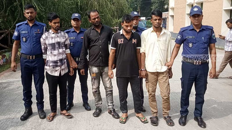 নাটোরে স্বর্ণ, টাকা ও দেশীয় অস্ত্রসহ ৪ ডাকাত গ্রেপ্তার