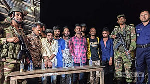 নেত্রকোণায় ভারতীয় মদসহ ৭ যুবক আটক