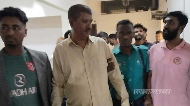 নোয়াখালীতে বিএনপি নেতা হত্যা মামলার আসামি আওয়ামী লীগ নেতাকে পুলিশে দিল জনতা