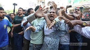 'জয় বাংলা' স্লোগান, পিটিয়ে দেওয়া হল পুলিশে