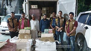 নরসিংদীতে কভার্ড ভ্যানে মিলল বিপুল ভারতীয় প্রসাধনী, আটক ২