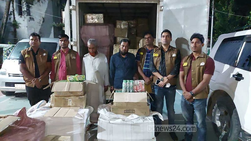 নরসিংদীতে কভার্ড ভ্যানে মিলল বিপুল ভারতীয় প্রসাধনী, আটক ২