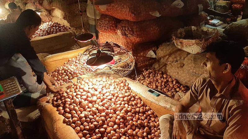 সবজির দাম কমছে, পেঁয়াজের কেজি ছুঁয়েছে ১৬০