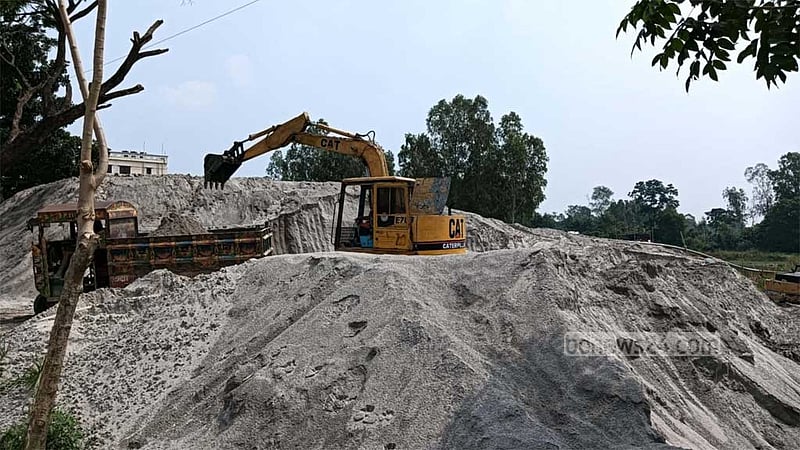সরকারের সঙ্গে অবৈধ ‘বালু বাণিজ্যেও’ হাতবদল