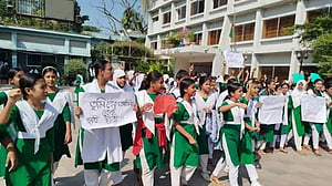 পিরোজপুরে অতিরিক্ত ফি আদায়ের অভিযোগে ছাত্রীদের বিক্ষোভ