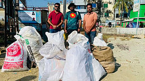 কুয়াকাটা সৈকত থেকে ৩২৩ কেজি প্লাস্টিক বর্জ্য অপসারণ