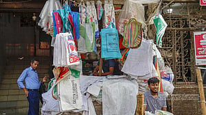 পলিথিন বন্ধ হচ্ছে কাঁচাবাজারেও, প্রস্তুতি কতটা?