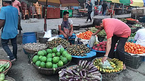 নিষিদ্ধ, তবুও কাঁচাবাজারে হাতে হাতে পলিথিন