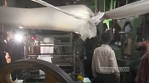 পুরান ঢাকায় পলিথিনবিরোধী অভিযানে হামলা, আহত ১