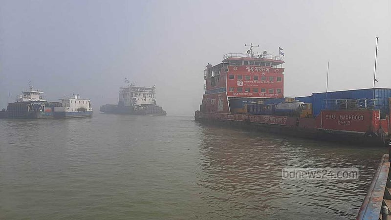 কুয়াশায় ৩ ঘণ্টা বন্ধের পর দৌলতদিয়া-পাটুরিয়ায় ফেরি চলাচল শুরু