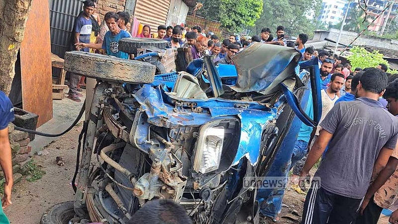 রাজশাহীতে ট্রেনের ধাক্কায় পিকআপ দুমড়ে-মুচড়ে আহত ৫