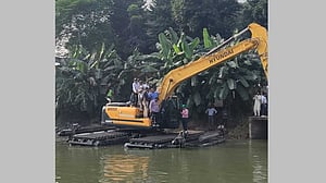 রামপুরা খাল পরিষ্কারে নেমেছে ডিএনসিসি