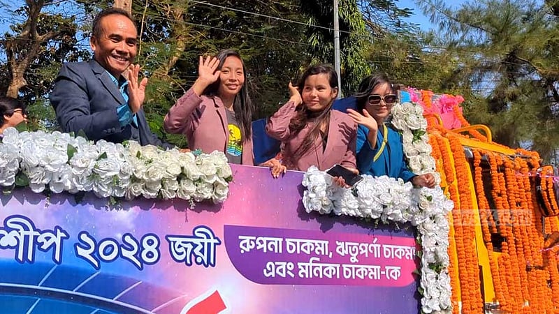 সাফজয়ী ৩ কন্যাকে নিয়ে রাঙামাটি শহরে মোটর শোভাযাত্রা, উচ্ছ্বাস