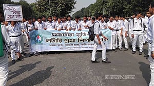 লটারি নয়, ভর্তি পরীক্ষার দাবিতে রেসিডেনসিয়াল মডেলের শিক্ষার্থীদের বিক্ষোভ