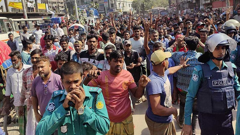 দয়াগঞ্জে সড়ক আটকে ব্যাটারিচালিত রিকশাচালকদের বিক্ষোভ