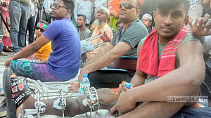 ‘আমরা কষ্ট করতেছি, আপনারাও একটু করেন’