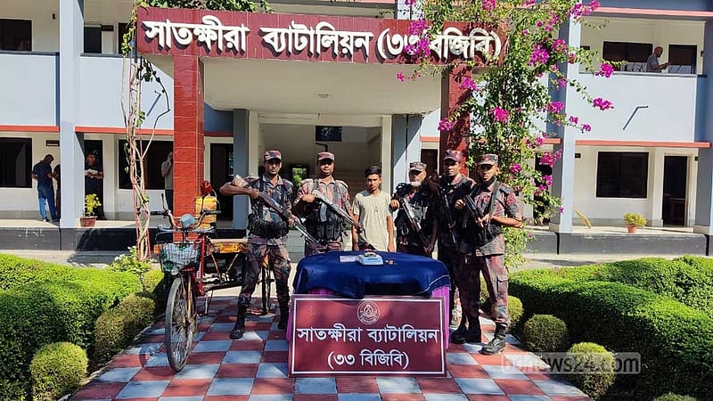 সাতক্ষীরা সীমান্তে ছয় সোনার বারসহ আটক ১