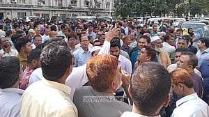 যুগ্ম সচিবের অপসারণ দাবিতে ‘মহাসমাবেশের’ ডাক সচিবালয়ে