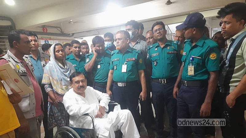 রিমান্ডে থাকা শাজাহান খান ফের বুকে ব্যথা নিয়ে হাসপাতালে