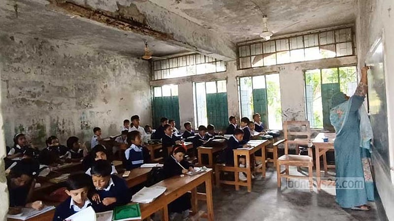 শরীয়তপুরে ঝুঁকিপূর্ণ ভবনে পাঠদান, খসে পড়ছে পলেস্তারা