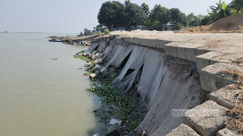 শরীয়তপুরে পদ্মা সেতু প্রকল্পের নদী রক্ষা বাঁধে ধস